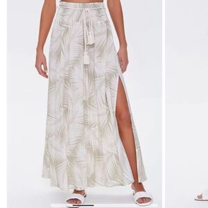 Forever 21 Plus size Sage and Cream ivory maxi skirt in size 0X. NWT